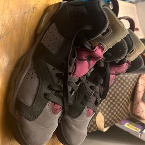 the sneakers are 5.5